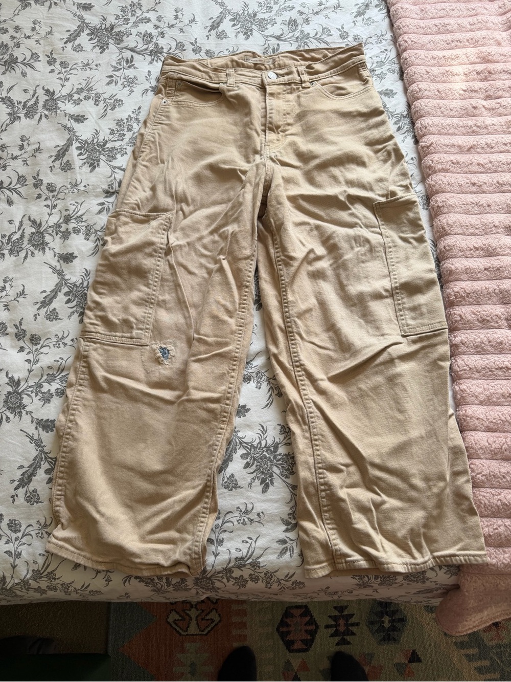 Levi's women’s Beige/Tan Cargo Pants with Utility Pockets